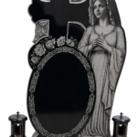 Monument funerar granit negru model modern cu cruce si gravura detaliata