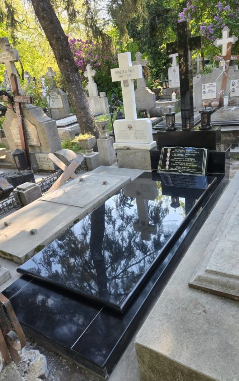 Constructie funerara din granit negru cu monument personalizat si placare completa