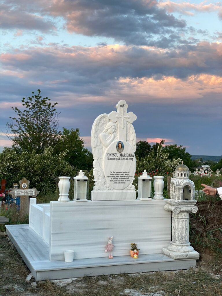 Monument funerar din marmura alba realizat in Bucuresti