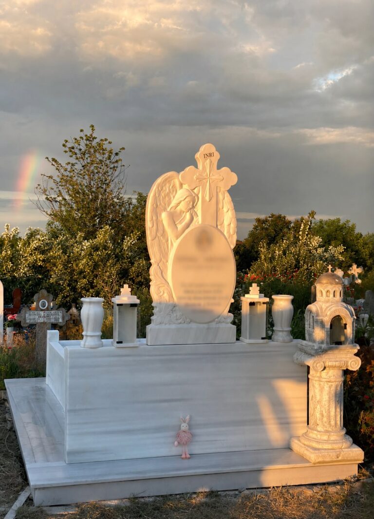 Cruce marmura alba si amenajre completa a mromantului cu monument funerar personalizat