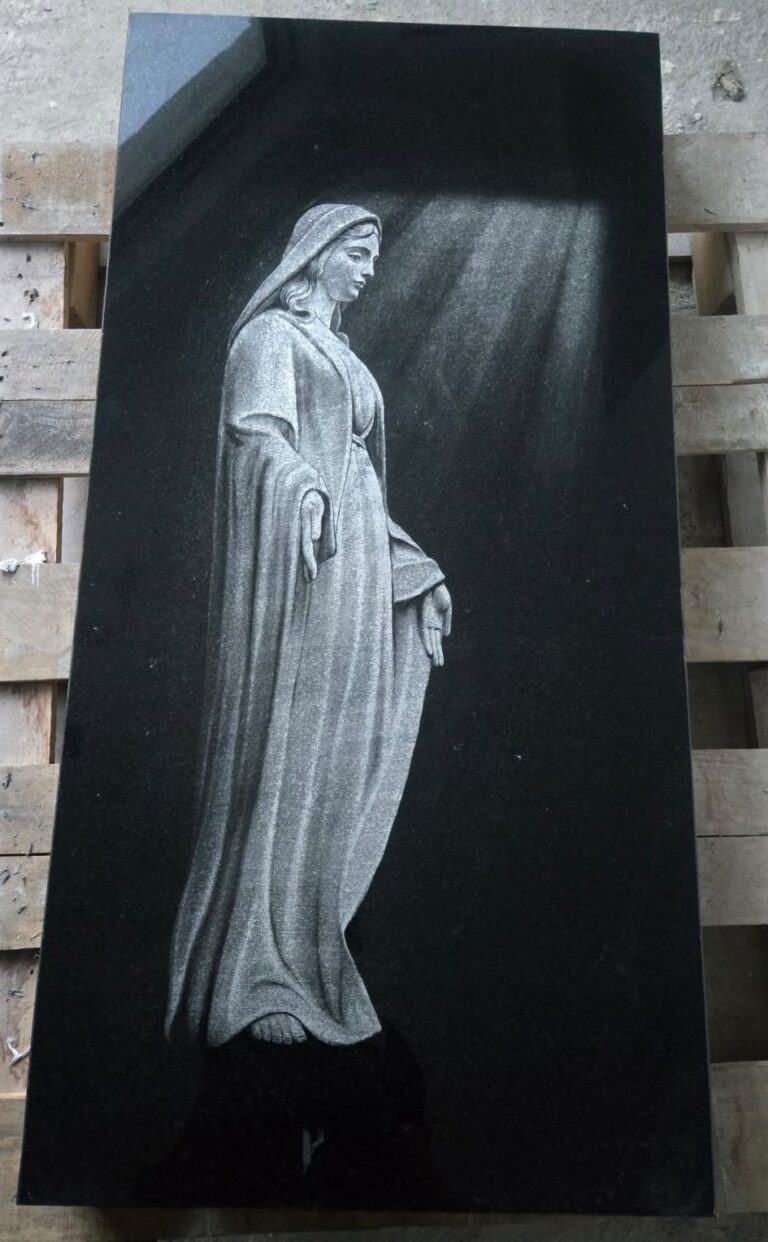 Fotogravura Maica Domnului pe granit negru pentru monument funerar Bucuresti