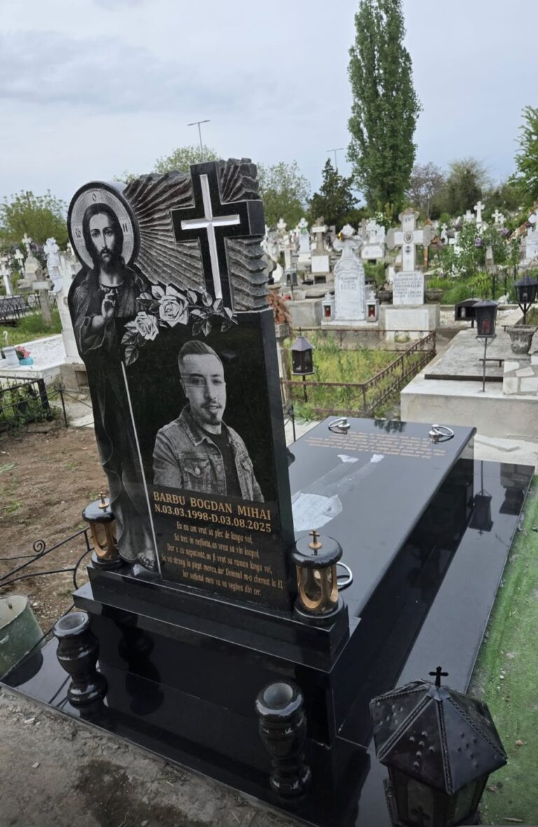 Monument funerar din granit cu fotogravura personalizata si elemente decorative sculptate