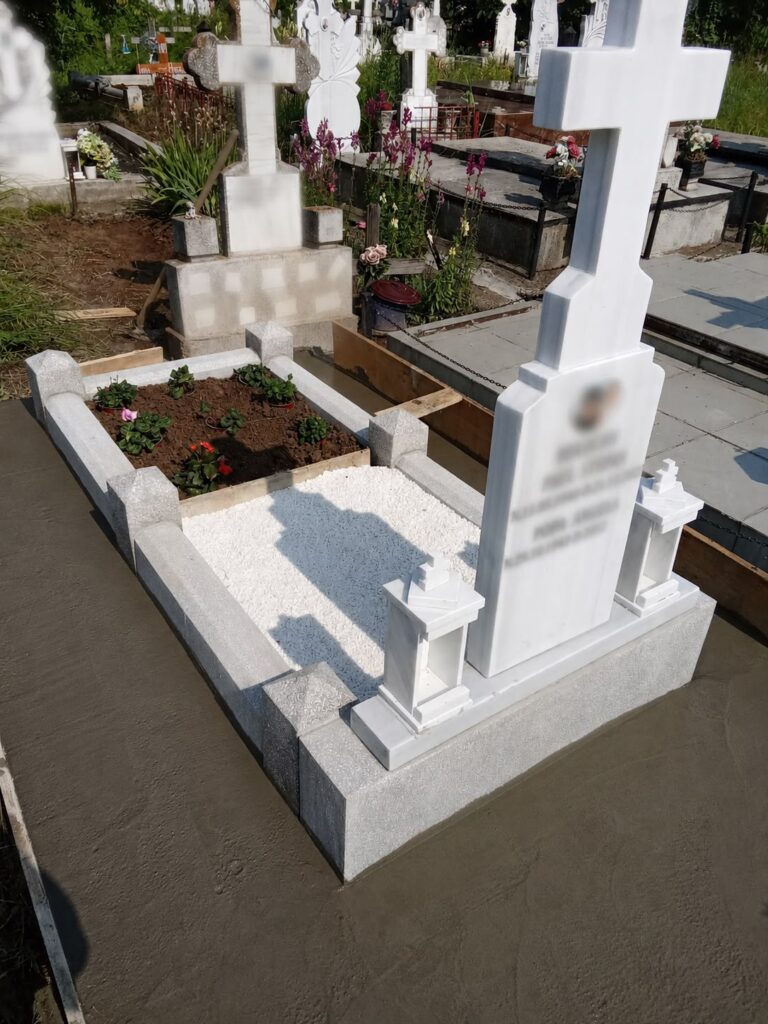 Monument funerar din marmura alba cu bordura mozaic realizata in Bucuresti Ilfov