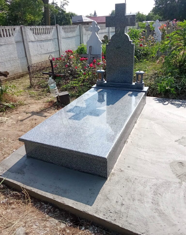 Monument funerar din granit lucios cu cruce si cadru mormant.