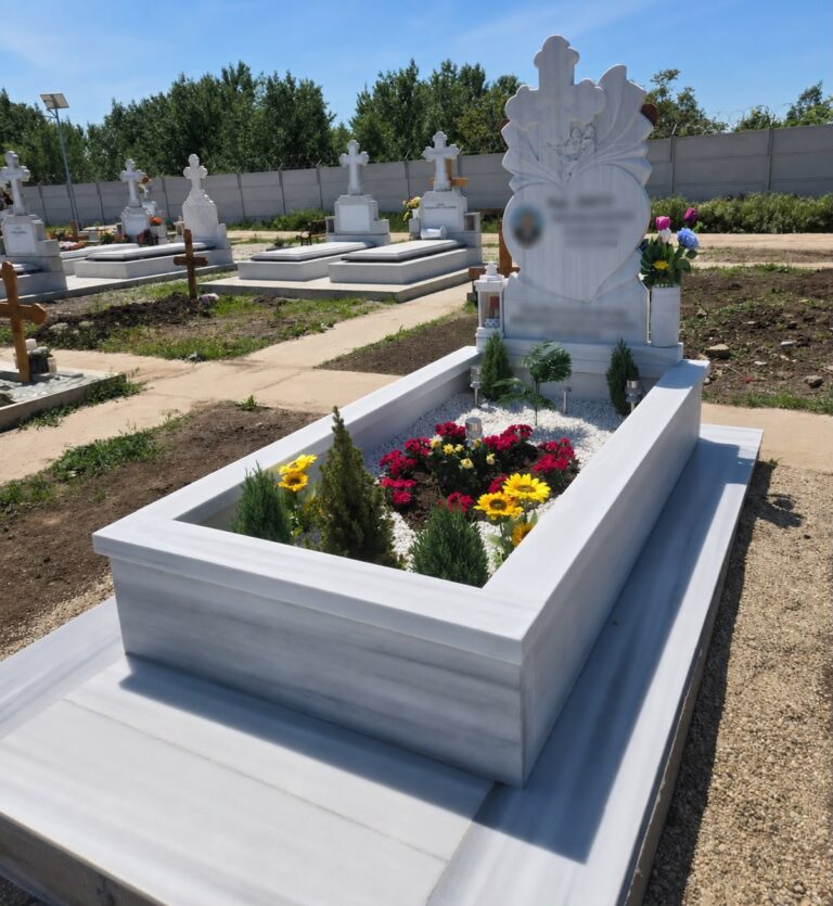Mormant din marmura alba cu bordura inalta si monument funerar personalizat