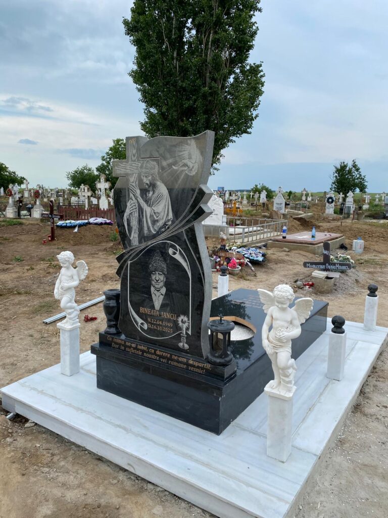 Lucrare funerara din granit negru cu placare completa